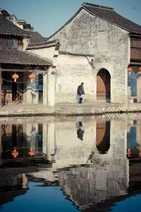 网友拍日照金山录下温暖一幕:男子不慎落水,岸边游客手拉手援救